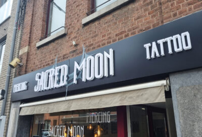 sacred-moon-enseigne